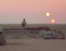 Люк наблюдает закат на Татуине. Теперь астрономы нашли место, где такое (и даже больше) можно было бы увидеть (кадр с сайта media.webexhibits.org).