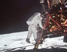 Первый шаг Армстронга сфотографировать было некому, потому в историю вошёл кадр, отснятый самим Армстронгом: по трапу сходит его напарник Эдвин Олдрин (Edwin E. Aldrin) (фото NASA).