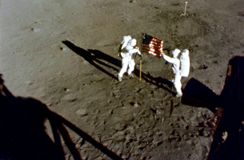 Армстронг — слева, Олдрин — справа. Снимок, сделанный с киноплёнки (фото NASA).