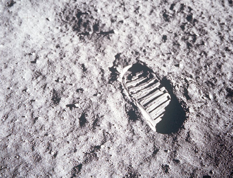 Отпечаток ноги астронавта на Луне. Та же миссия Apollo 11. Увы, подпись NASA не указывает, чей именно след запечатлён на данном снимке (фото NASA)
